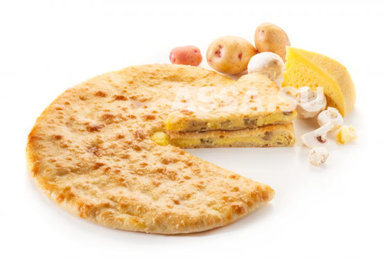 Фирменный пирог с осетинским сыром, грибами и картофелем